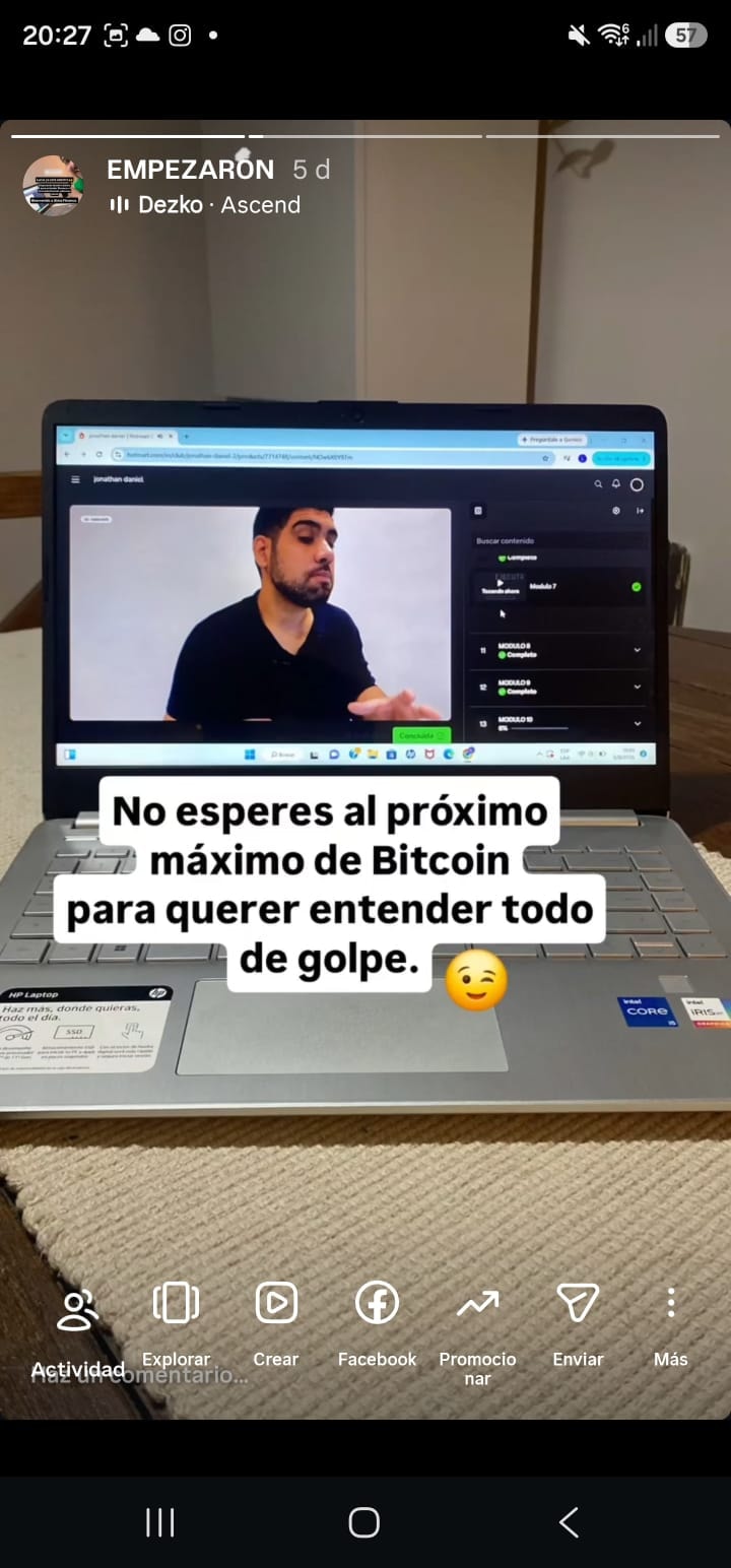 Alumno viendo el curso de Binance e Inversión Dual en su notebook