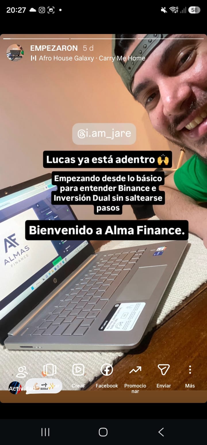 Lucas comenzando el curso de ALMAS FINANCE con su laptop